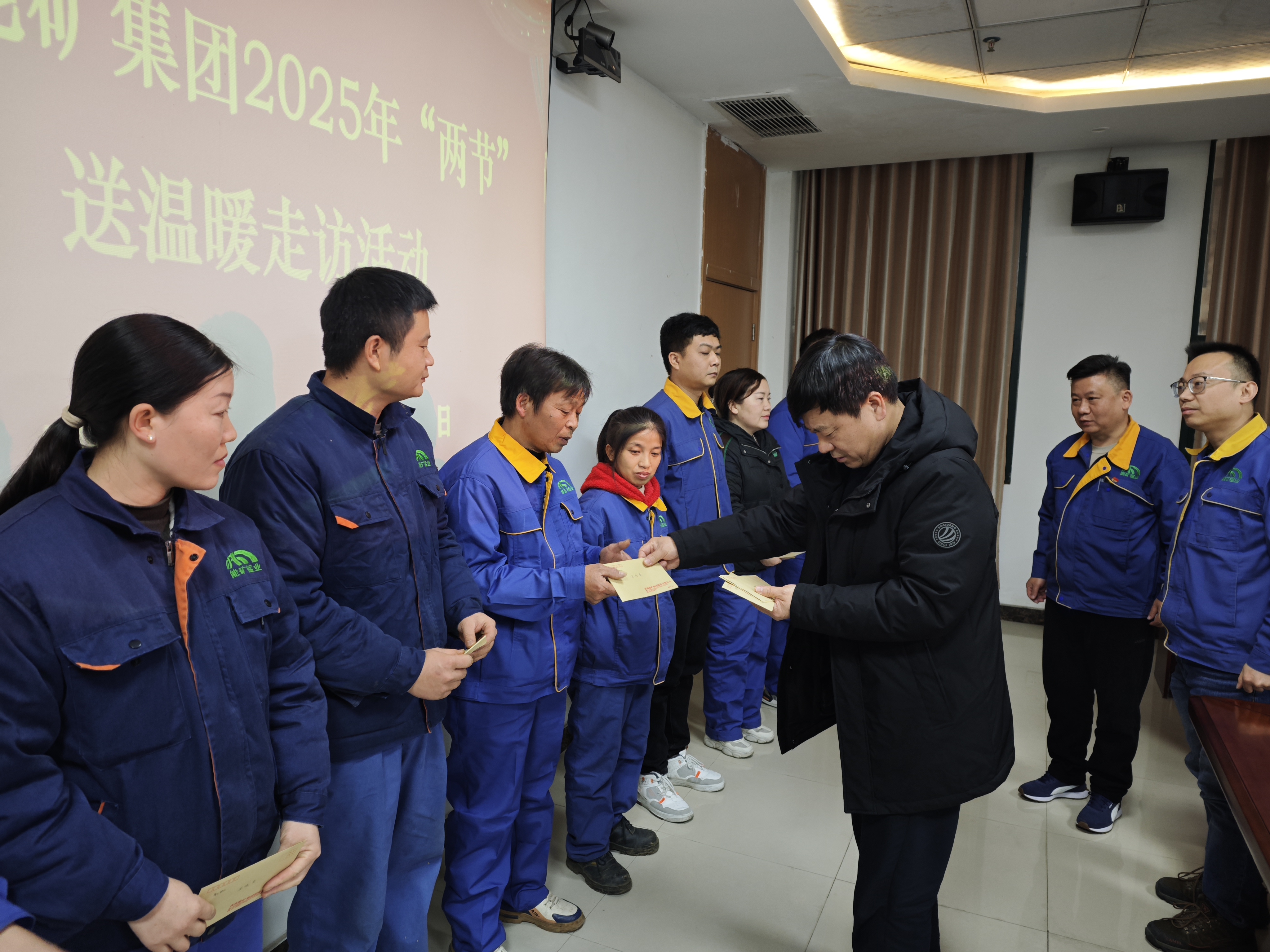 集團黨委委員、副總經理李凱到能礦錳業(yè)慰問困難黨員職工、督導安全生產及第一季度 “開門紅”工作