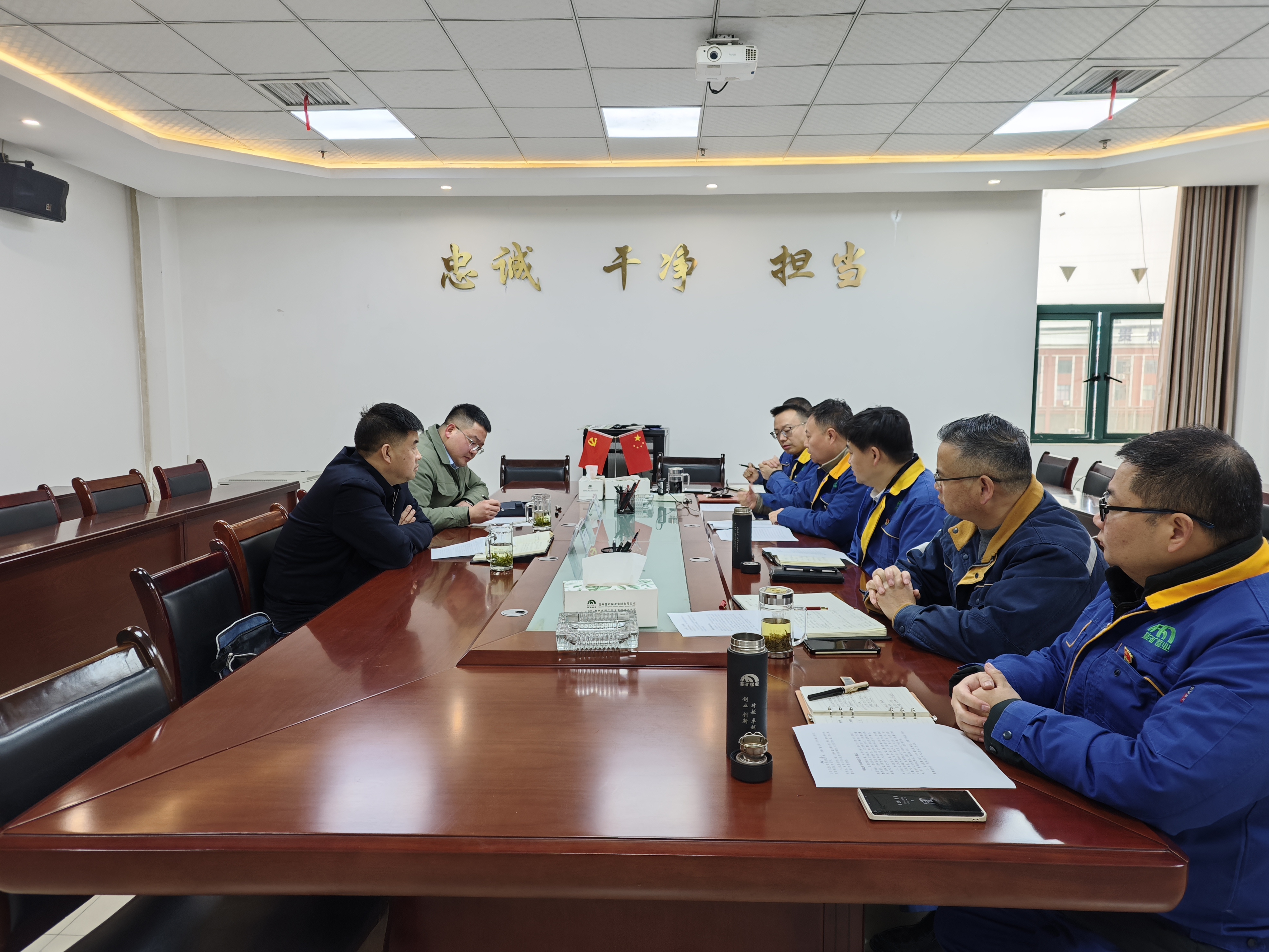 集團(tuán)黨委書記、董事長(zhǎng)趙震海到能礦錳業(yè)調(diào)研  