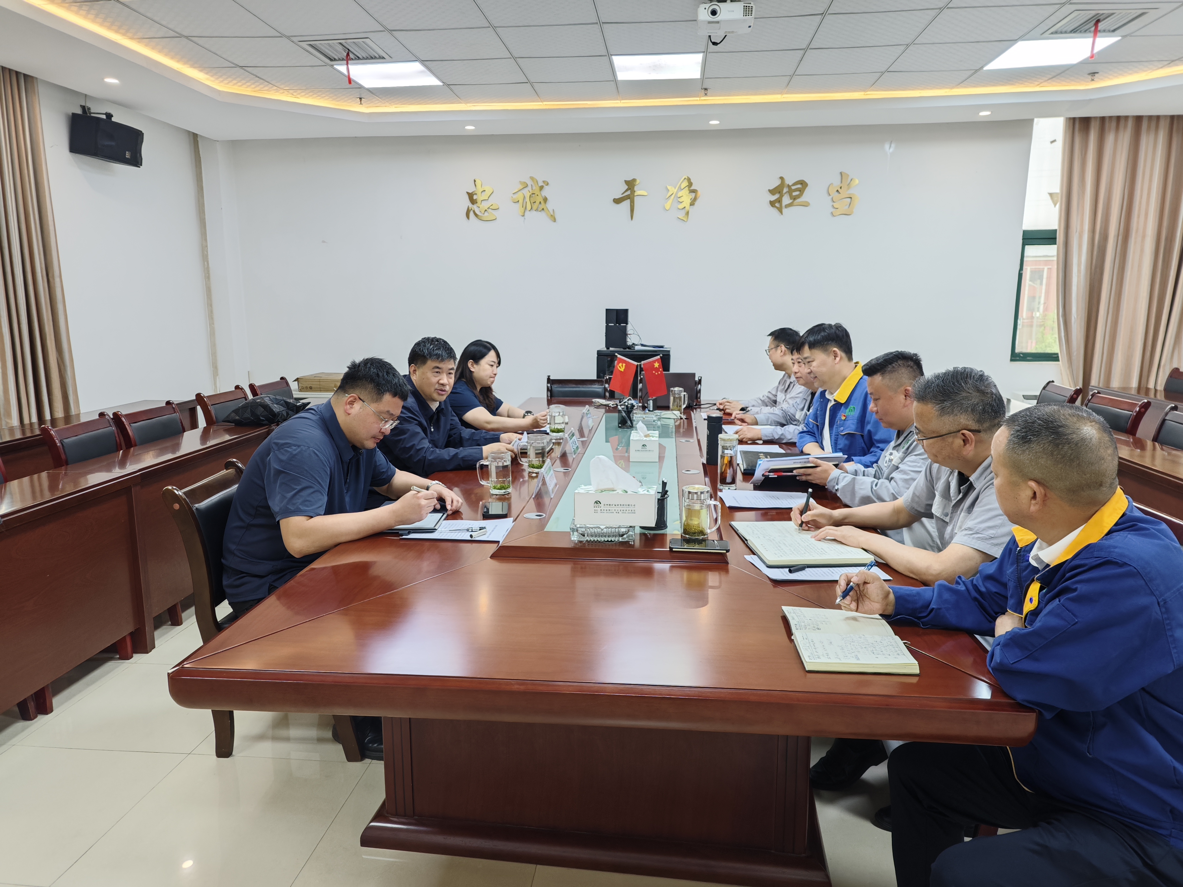 集團黨委書記、董事長、總經(jīng)理趙震海一行赴能礦錳業(yè)調(diào)研生產(chǎn)經(jīng)營、安全環(huán)保等工作